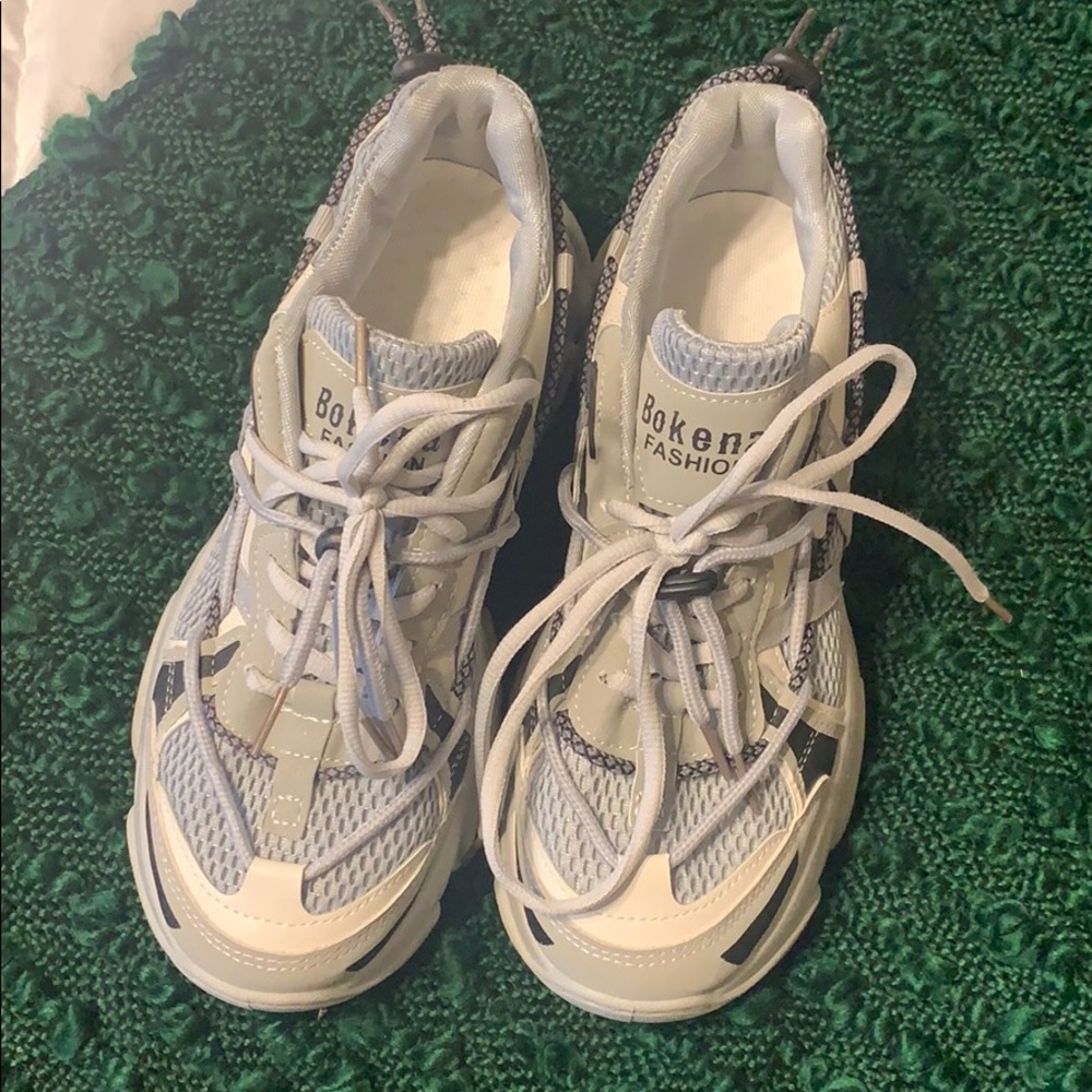 New chunky tennis shoe